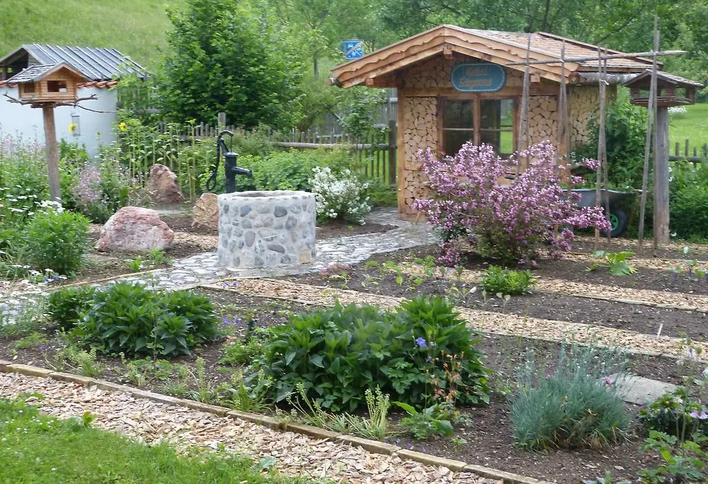 Suzanne'S B&B & Gardens-1